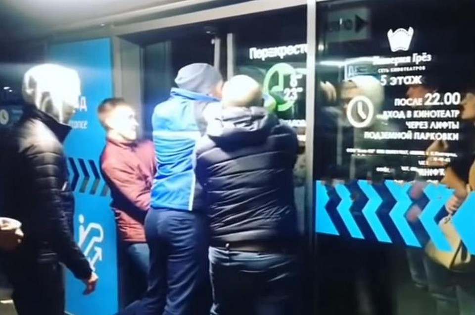 В соцсетях появилось видео, на котором видно, как посетители пытаются выбраться из парковки ТЦ на улицу