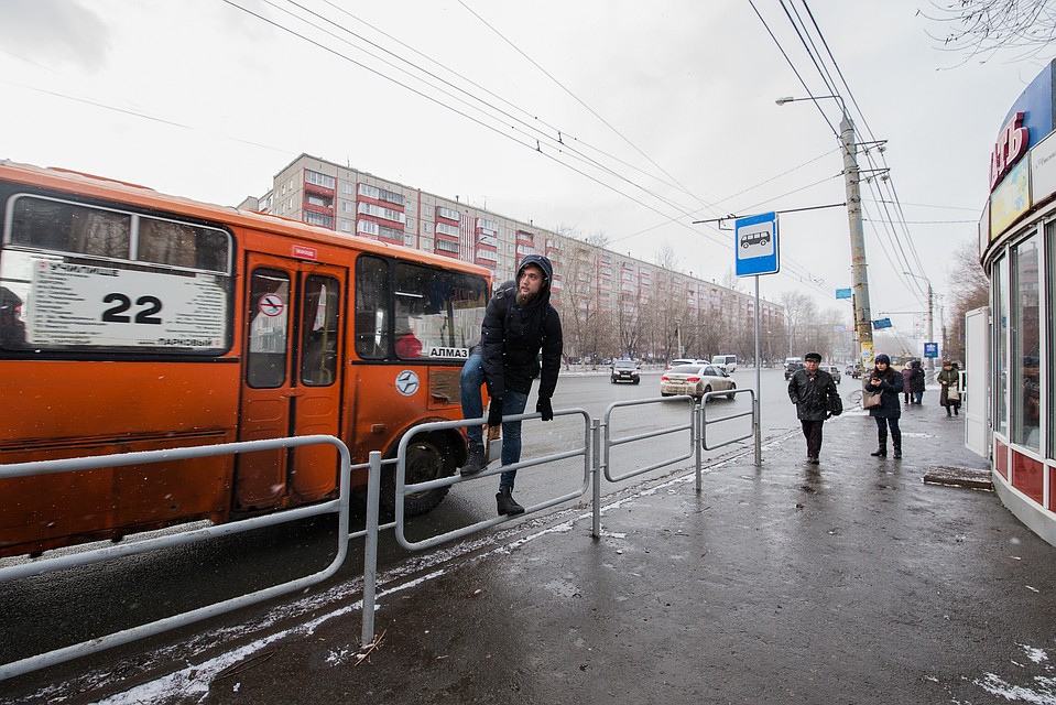 На остановке поселок Бабушкина недавно поставили странные ограждения.