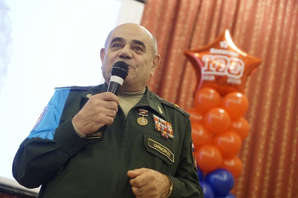 Заместитель генерального директора АО «Военторг-Центр» Володя Саркисян поздравил ветеранов и сотрудников со 100-летием Военной торговли