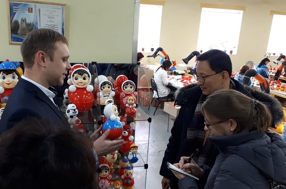 Корейской делегации "представили" неваляшек