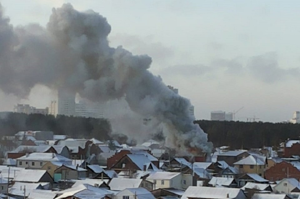 Дым был виден за пару километров. Фото: Лев Истомин