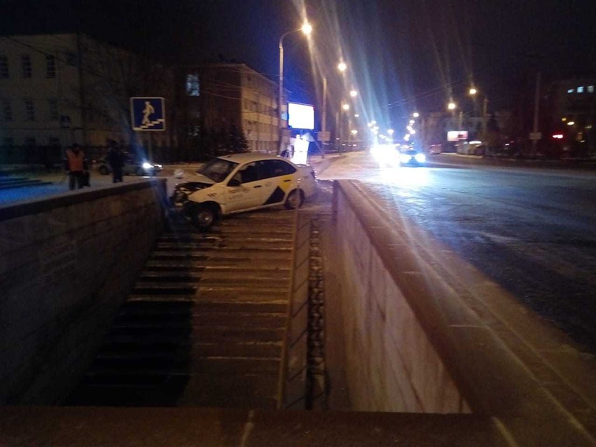 В центре Омска машина такси влетела в переход
