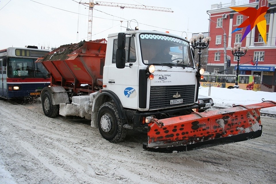 Более 8 тысяч кубометров снега вывезли с дорог Барнаула за выходные