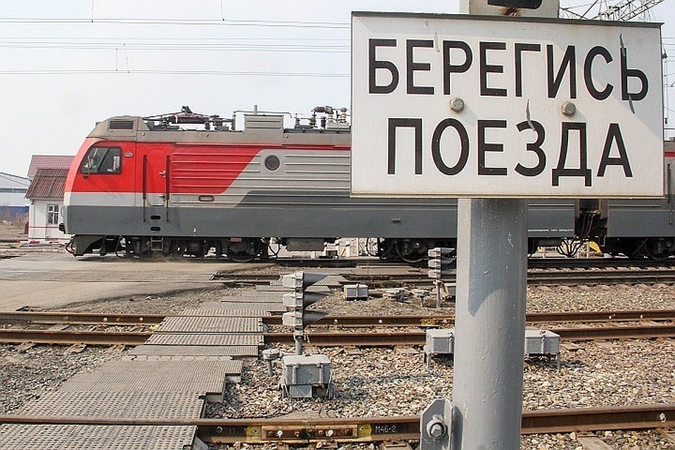 В Петербурге 19-летний парень погиб под колесами товарного поезда.