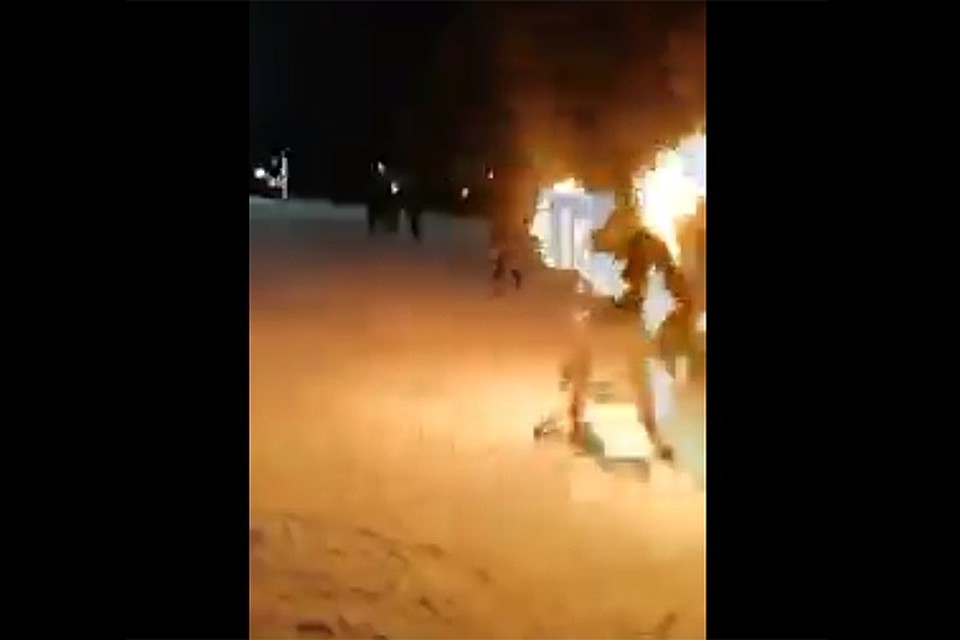 О том, пострадал ли подросток, которого подожгли, не сообщают. Фото: стоп-кадр.