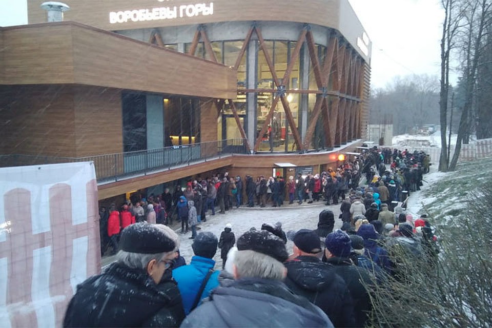 Первый день работы новой Московской канатной дороги от Воробьевых гор до «Лужников» собрал гигантские очереди.