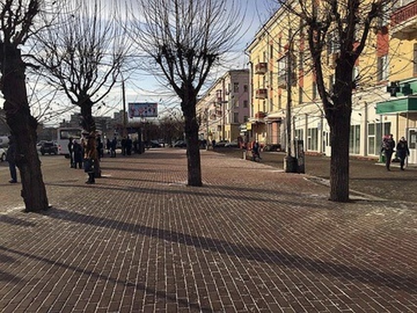 После сноса везде остались фундаменты от магазинов, торчащая из асфальта арматура, мусор. Но территорию постепенно приводят в порядок. На этот раз очередь дошла до остановки в Ленинском районе. Фото: "Городские новости"