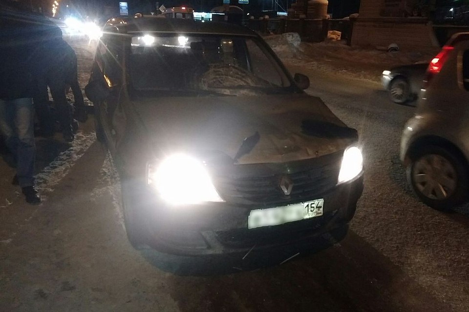 Водитель такси сбил утром женщину на "зебре".