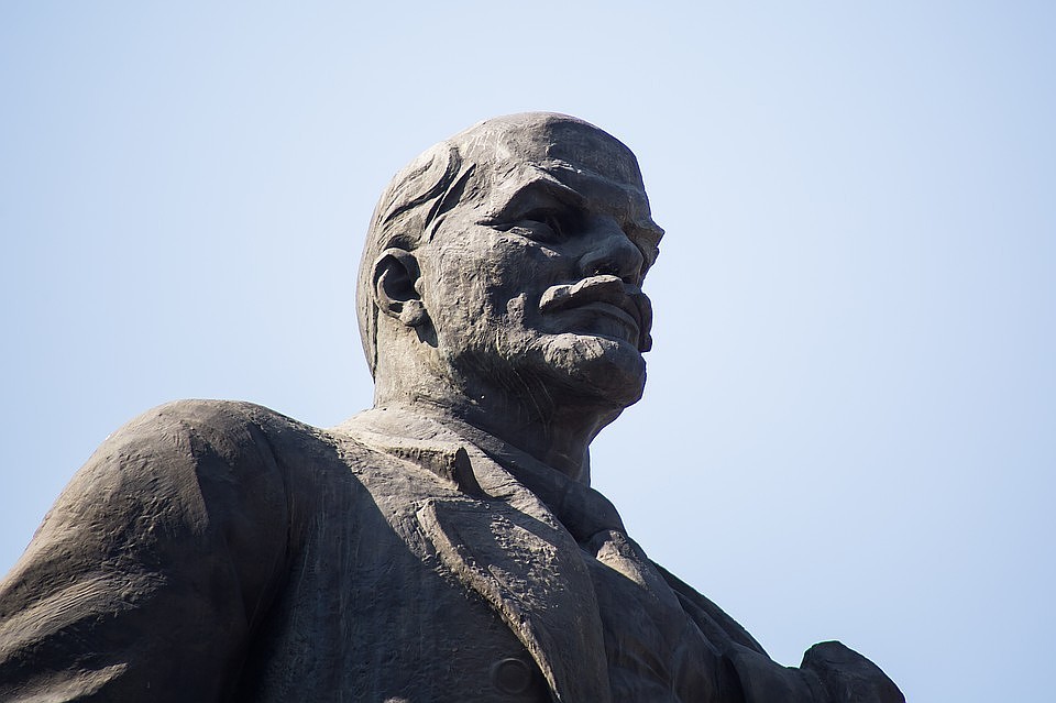 Это один из крупнейших на постсоветском пространстве памятников. Скульптура отлита в Ленинграде.