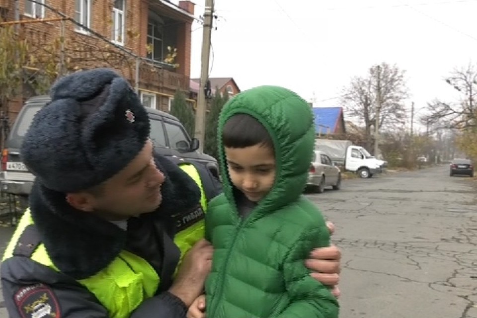 Родители мальчиков выразили глубокую благодарность мужественному полицейскому. Фото: кадр видео