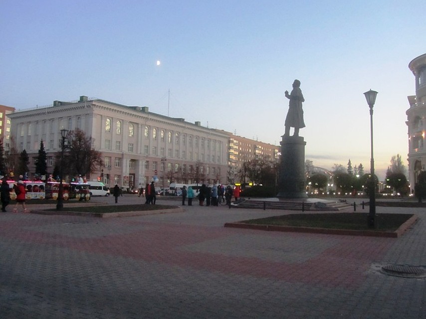 Даже в центре города вечером темно