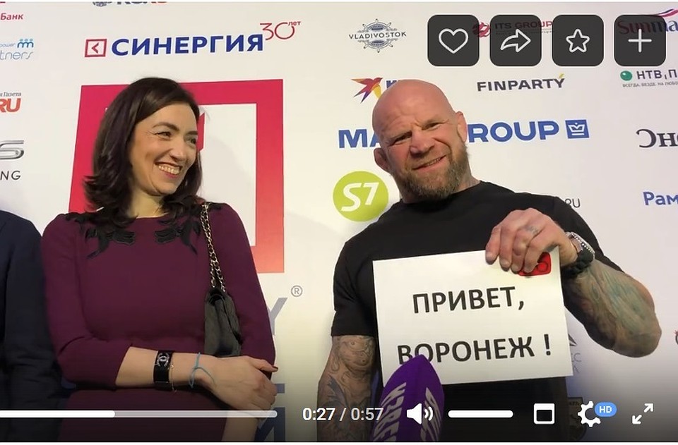 Простой русский депутат города Красногорска Джефф Монсон передает привет Воронежу. Скриншот видео с канала "Шестью шесть"