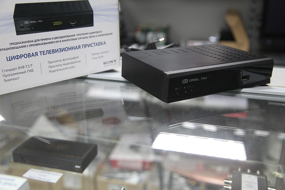 Проверьте, указан ли на вашем телевизоре «стандарт DVB-T2»