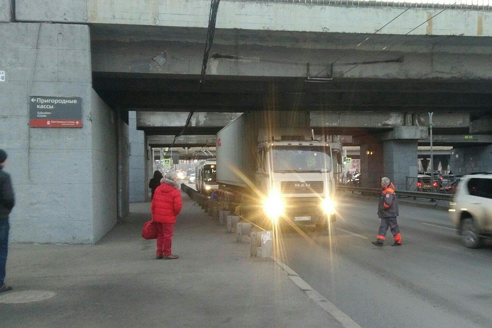 Фура, застрявшая под Ленинским мостом, снесла троллейбусные провода Фото: соцсети