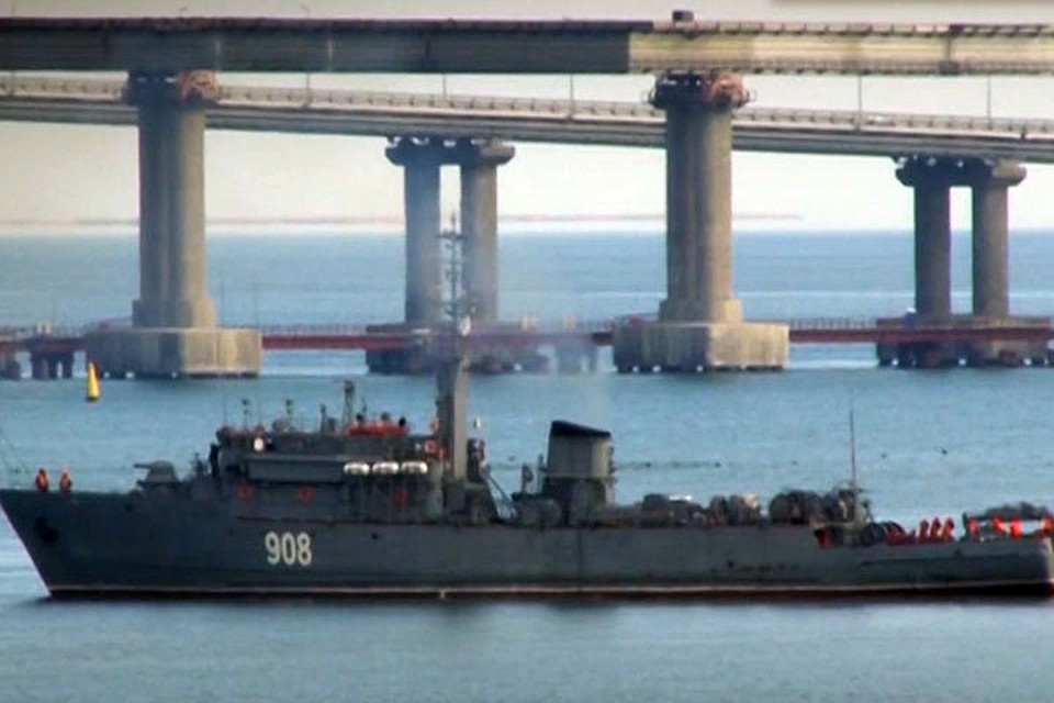 Пять кораблей военно-морских сил Украины пытались прорваться к Крымскому мосту