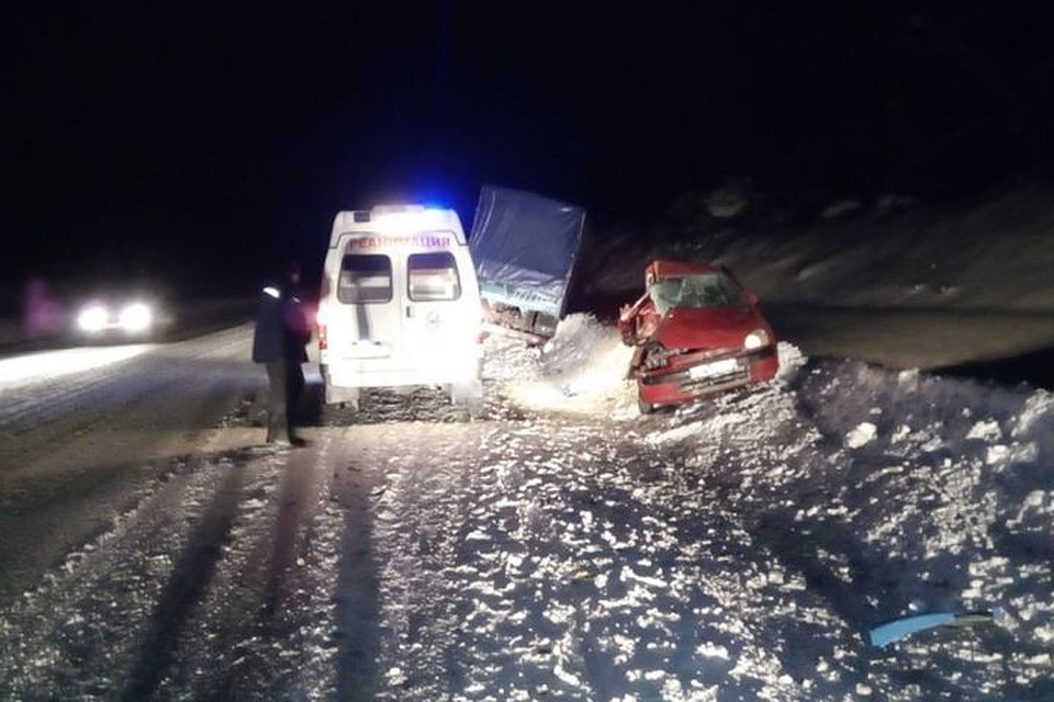 Женщина-водитель иномарки скончалась на месте аварии. Фото: ГУ МВД России по Новосибирской области.