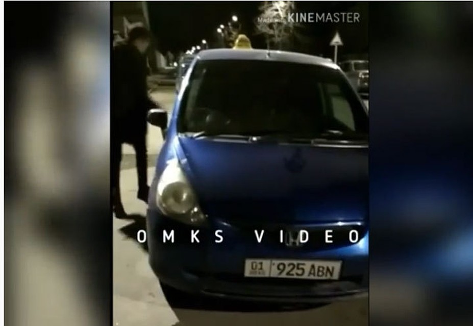Двое парней помогли девушке выбраться из машины, в которой ее насильно удерживали.