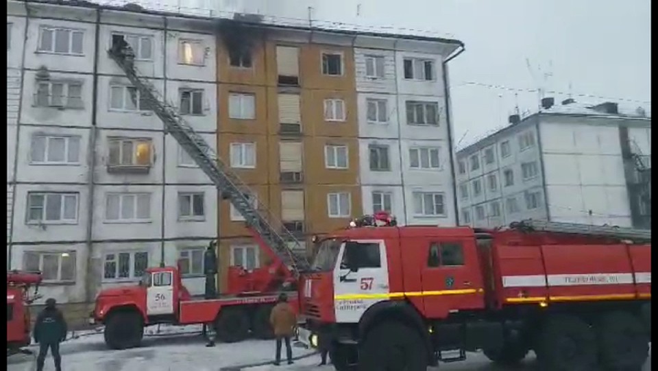 Пожар в пятиэтажке Усолья – Сибирского: спасатели вывели из горящего дома 13 человек.