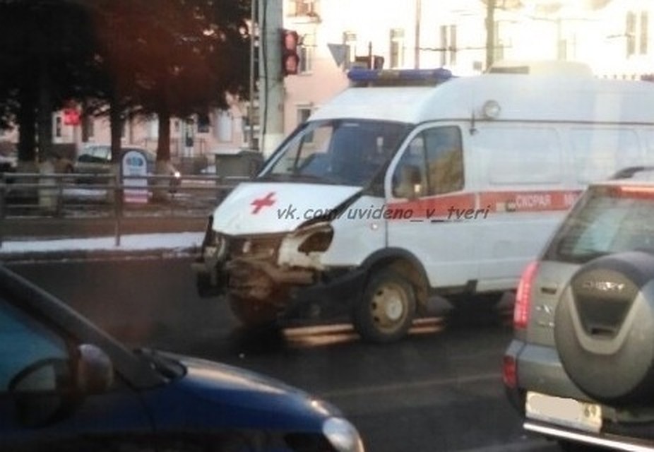 "Скорая попала в аварию" Фото: группа в соцсети "Увидено в Твери"