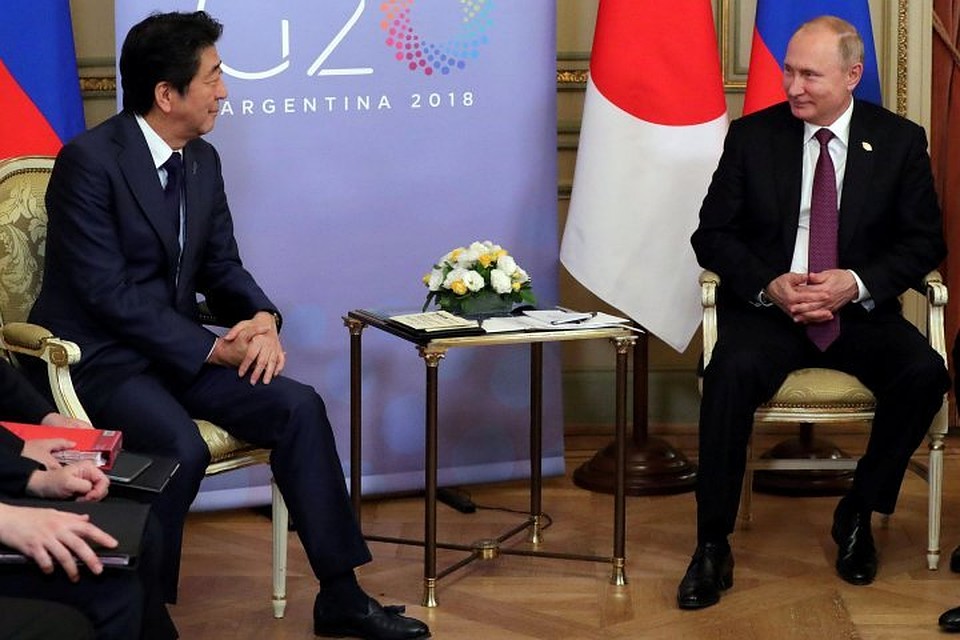 Президент России Владимир Путин и премьер-министр Японии Синдзо Абэ на встрече в Буэнос-Айресе