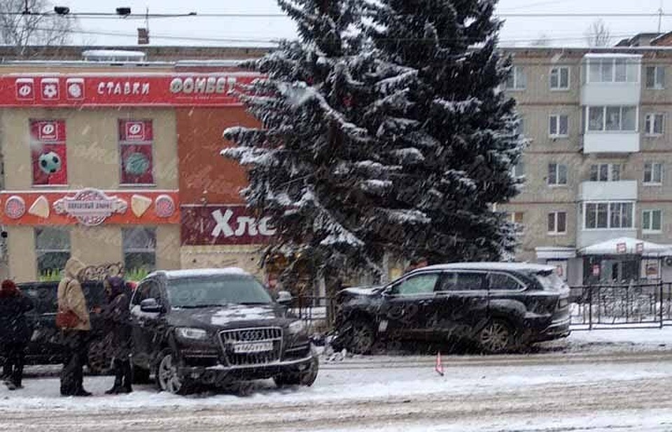 На улице 25 Сентября в Смоленске столкнулись две иномарки. ФОТО: drive2_smolensk.