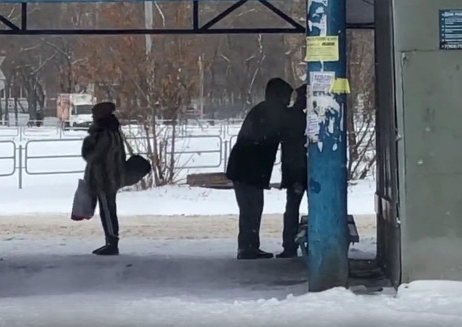 Мужчина наклоняется, чтобы поцеловать незнакомого ему пенсионера. Фото: кадр из видео, соцсети