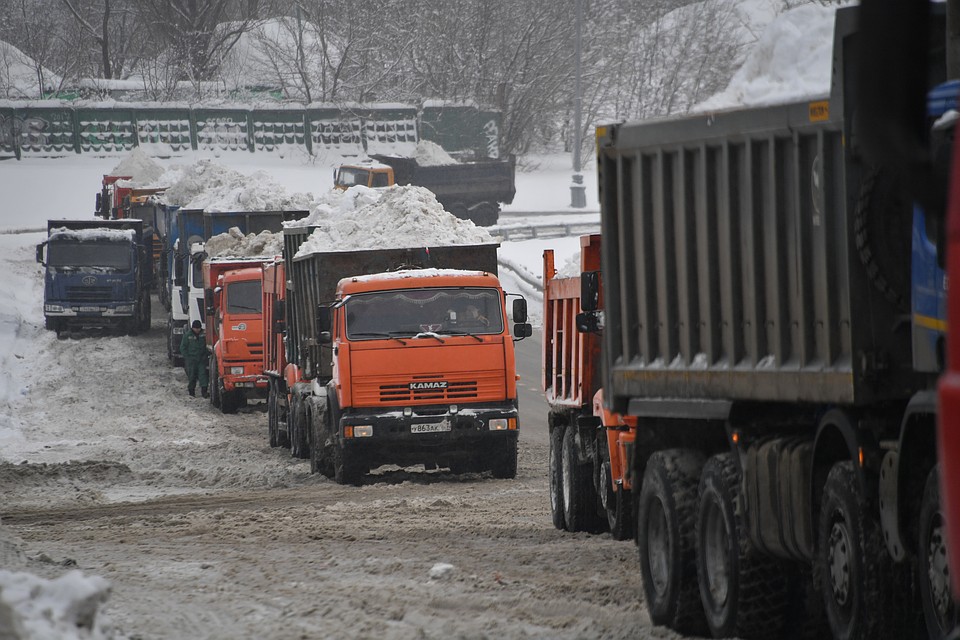 С начала сезона виз Омска вывезли 73 тысячи кубовметров снега