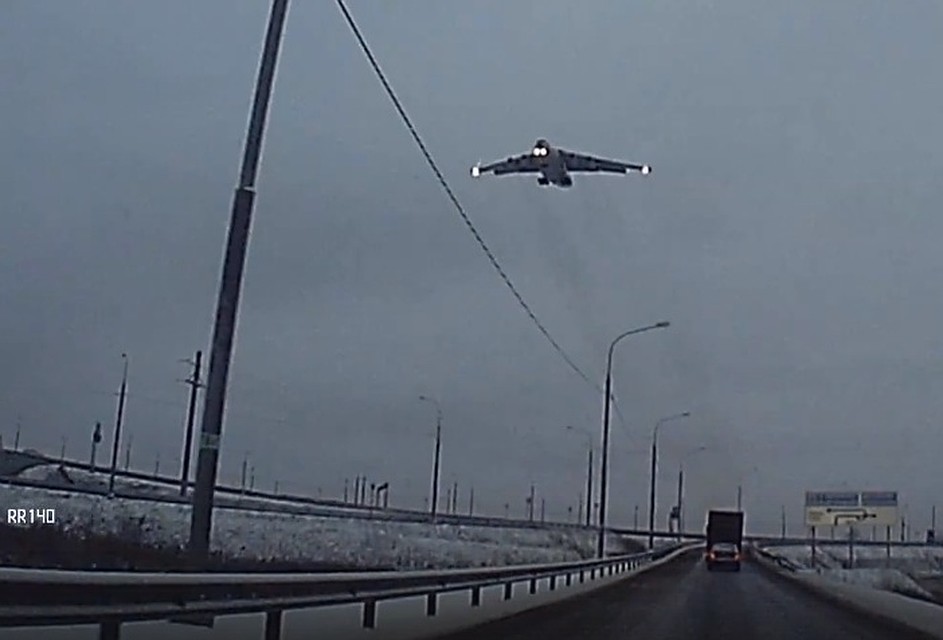 Ил-76 идет на посадку Скриншот из видео Андрея Булохова ("Подслушано у водителей. Тверь")