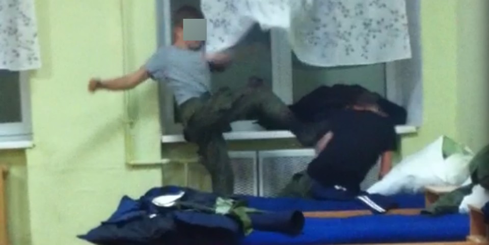 Ученик кадетского корпуса долго бил одноклассника ногами.