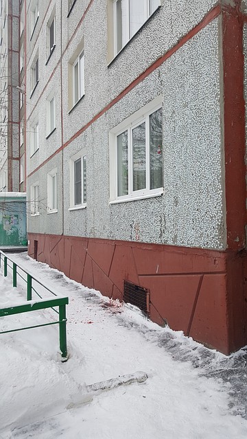 На омичку из окна многоэтажки кто-то вылил кастрюлю борща