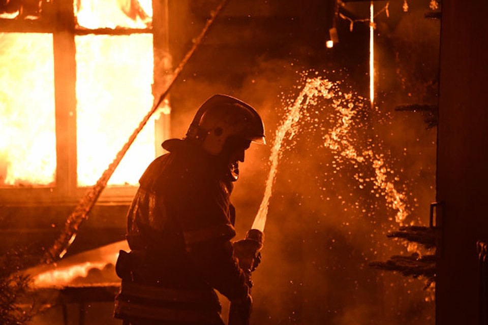 Пожарные успели вынести из бокса газовый баллон