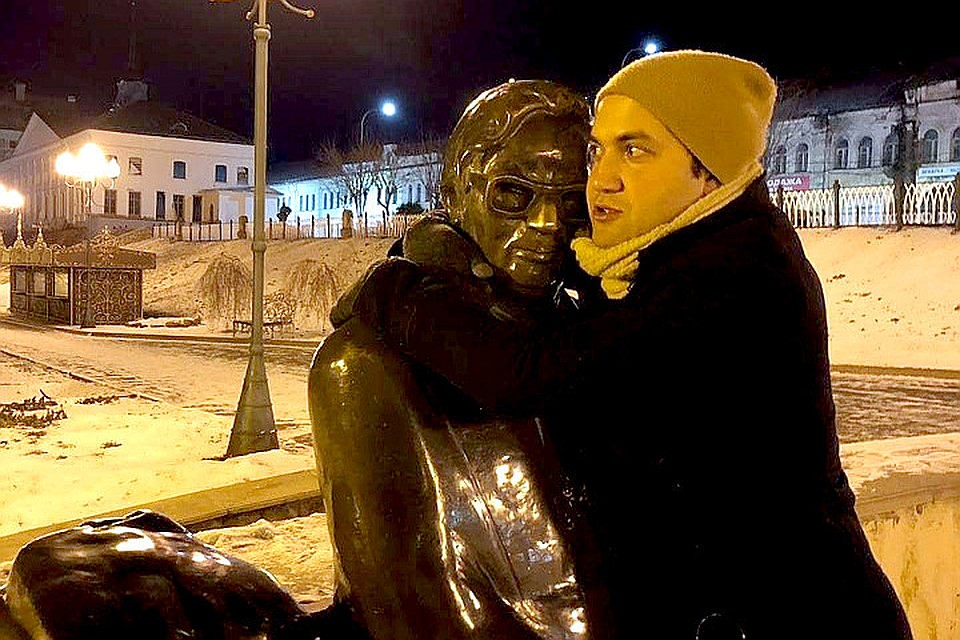 Актёр театра и кино Тарас Кузьмин решил в Рыбинске не выделяться и заявил о своих симпатиях к поэту-песеннику, уроженцу этих мест Льву Ошанину. Фото с персональной странички актёра.