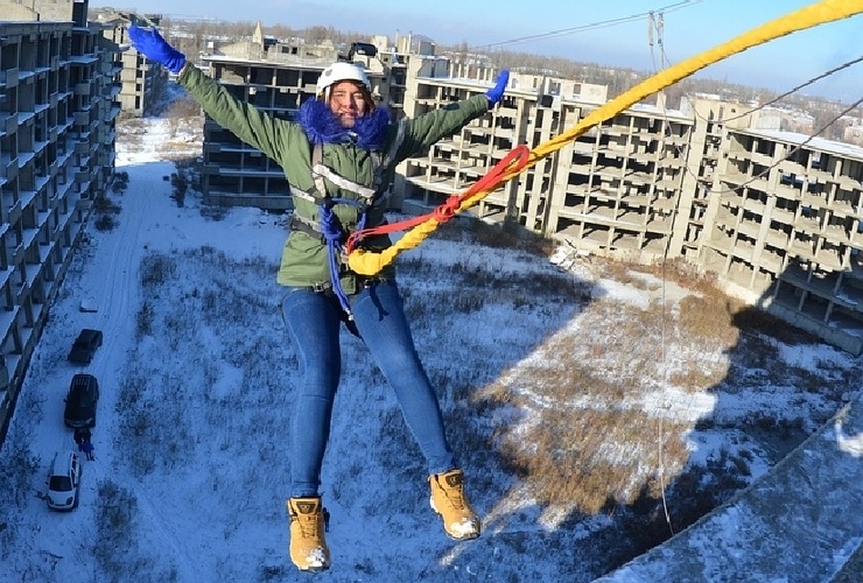 Не каждой участнице удалось шагнуть в пропасть с первого раза. Фото: архив проекта "Леди ДНР"