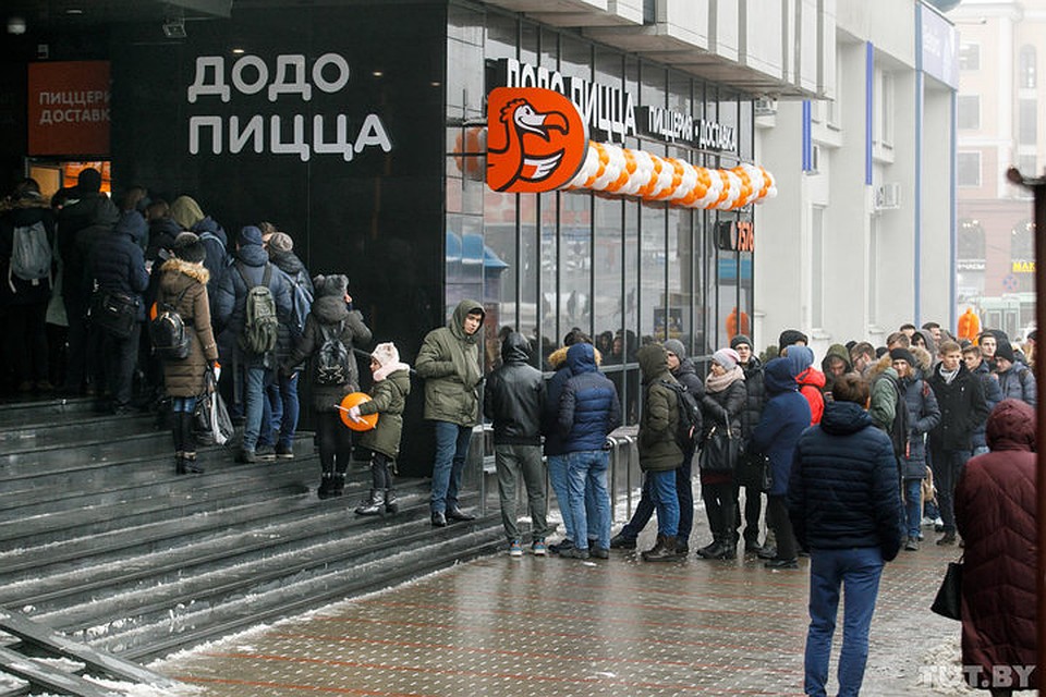 Минчане выстроились в громадную очередь и готовы часами стоять за халявной пиццей на холоде. Фото: Дмитрий Брушко, tut.by.