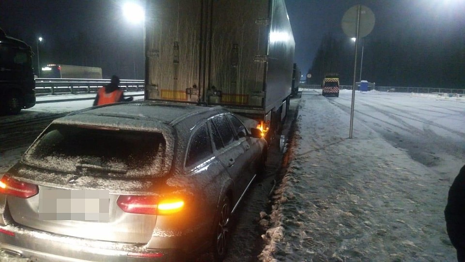 Дорогая иномарка протаранила фуру Фото: УГИБДД России по Тверской области