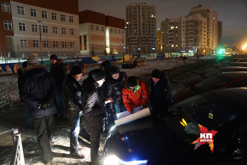 Чтобы успеть подать документы, родители приезжали к школам за несколько часов до начала записи