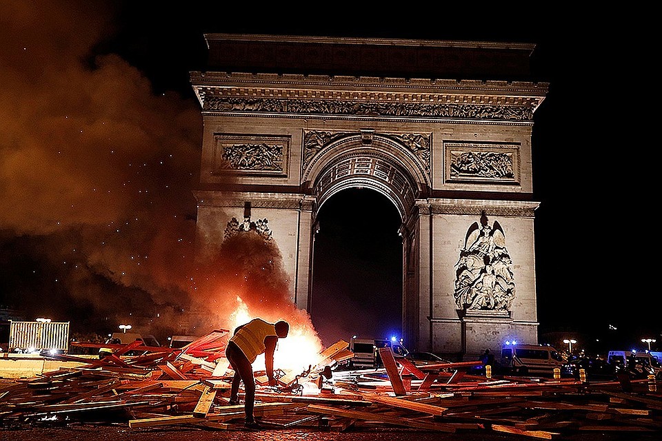 Горящие баррикады у Триумфальной арки. Фото: REUTERS