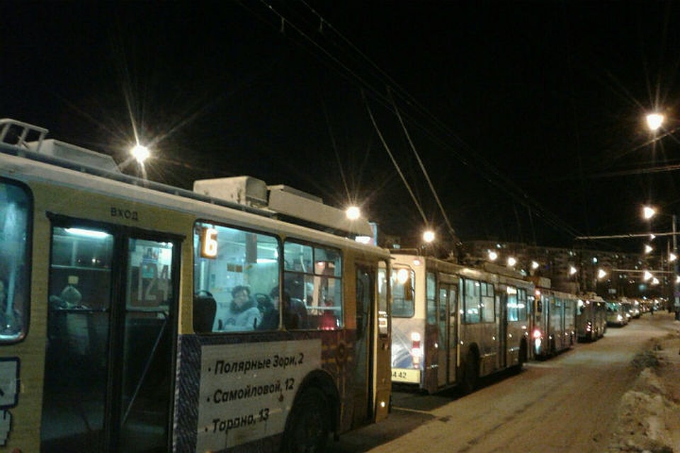 Несколько троллейбусо встали у остановки "Автопарк" в северном направлении. Фото: vk.com/arctic51
