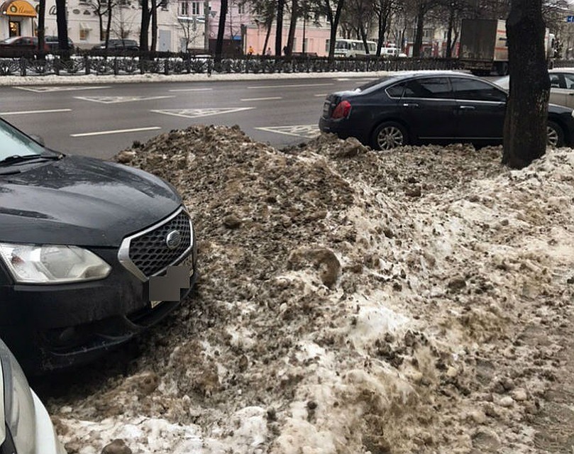 Снег на парковках - обычная утренняя картина.