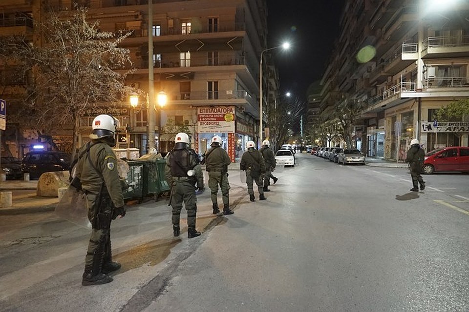 В Афинах полиция разыскивает человека, открывшего стрельбу в кафе