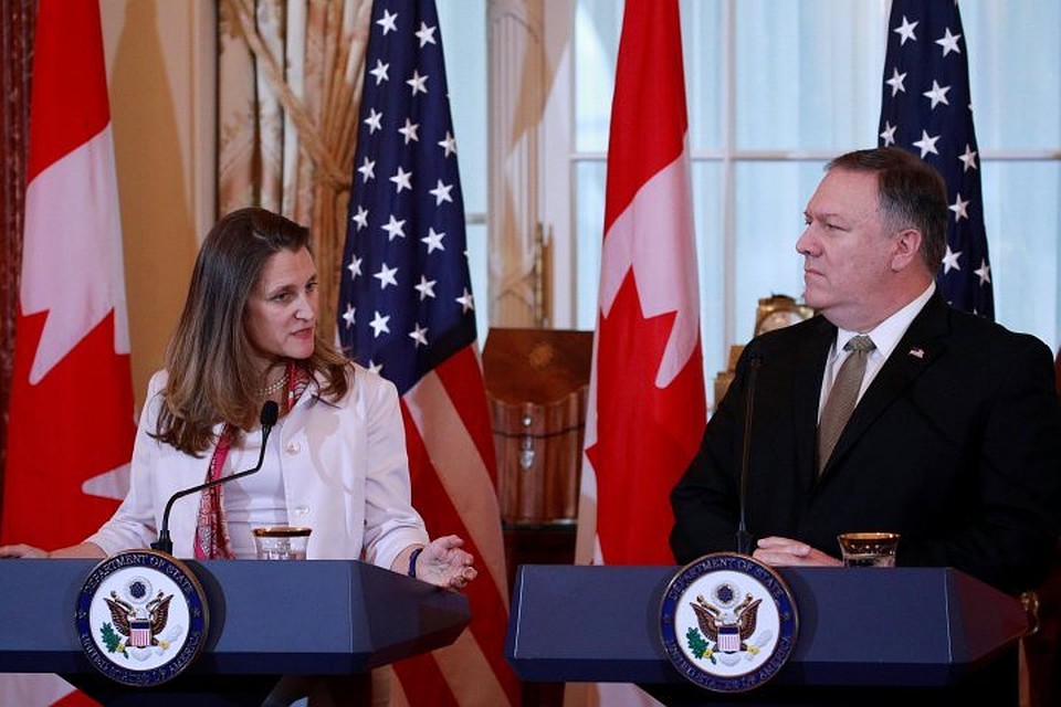Министр иностранных дел Канады Христя Фриланд и госсекретарь США Майк Помпео на пресс-конференции в Вашингтоне