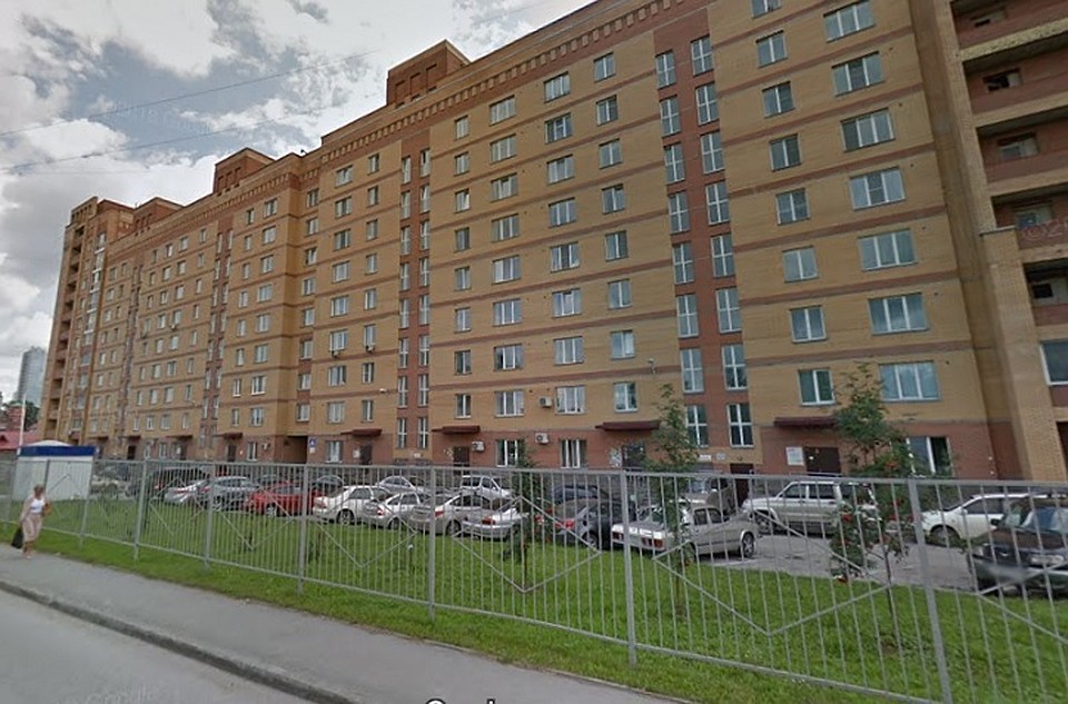 Во дворе этого огороженного дома семиклассники поймали третьеклассника и устроили жестокую расправу. Фото: google.com/maps