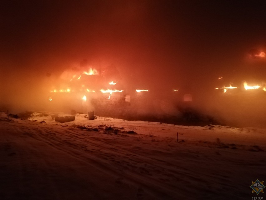 Горела крыша здания, построенного в XlX веке. Фото: mchs.gov.by