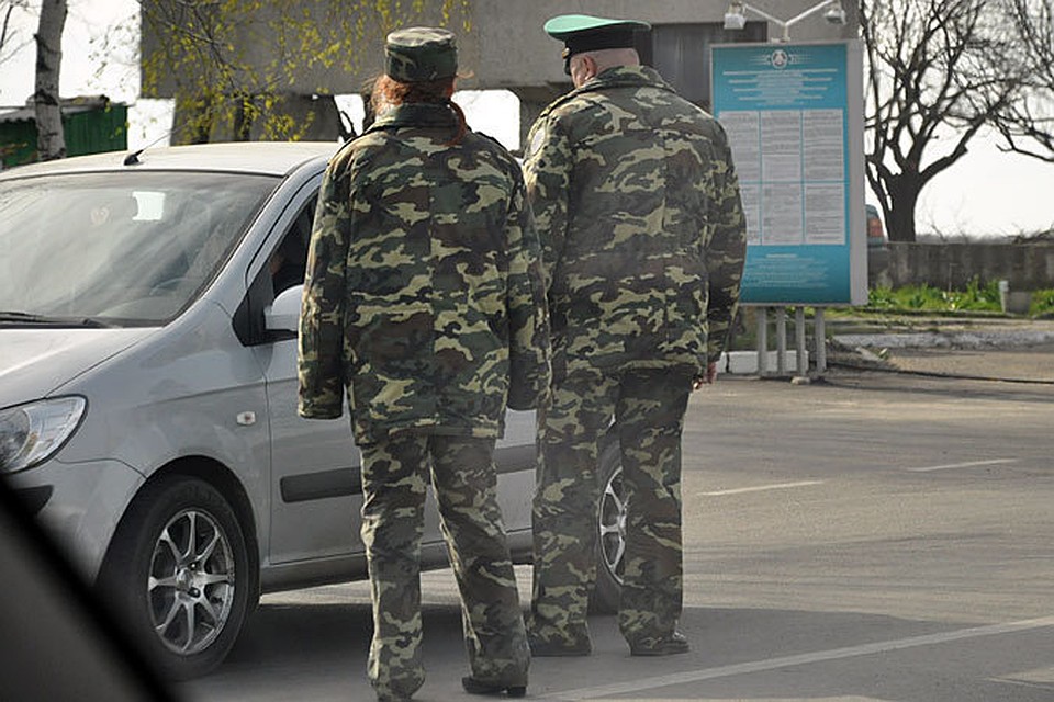 Сотрудники милиции разбираются в причинах ДТП.
