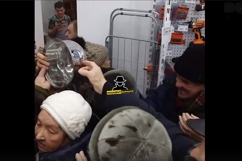 Давка в магазине