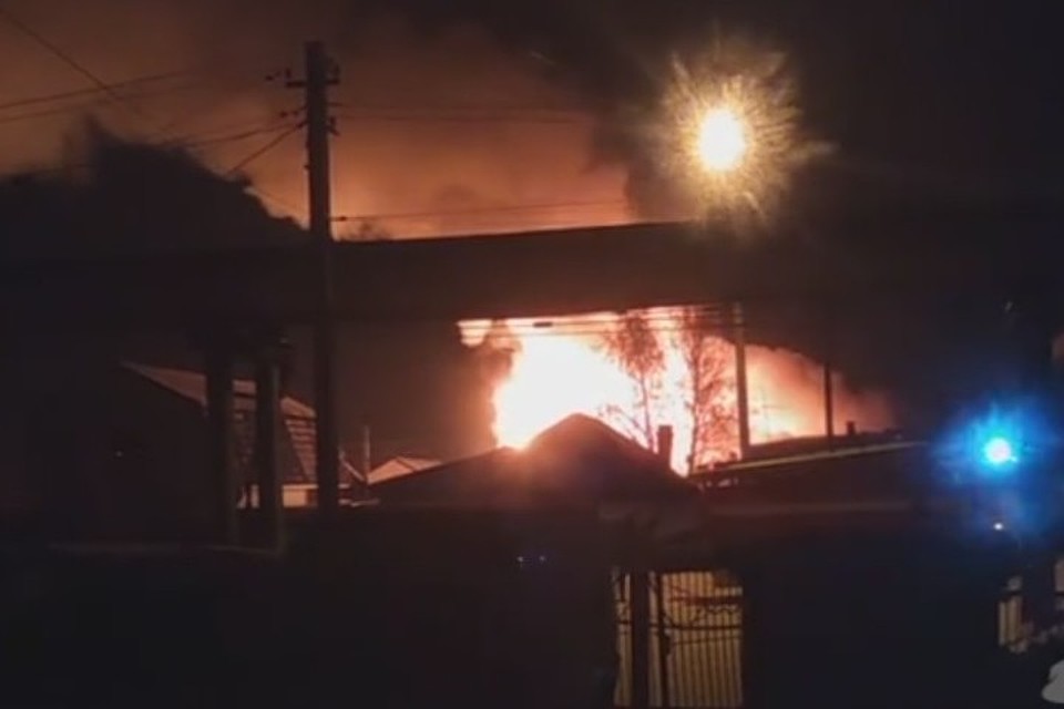 Пожар в двух частных домах на улице Сакко. Фото: кадр видео vk.com, "Регион 42"