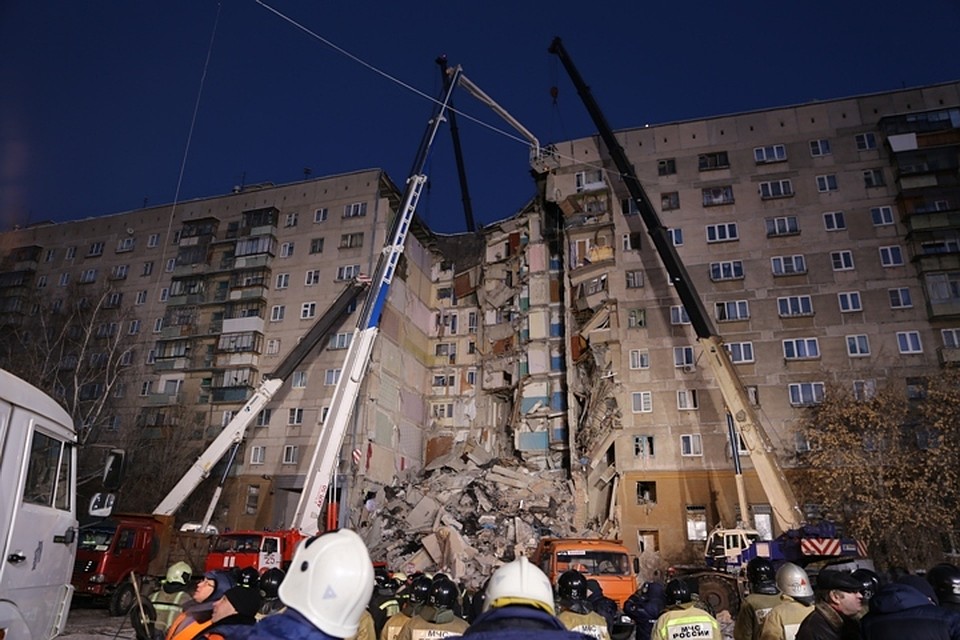 В Магнитогорске обрушился подъезд многоэтажного жилого дома. Фото: МЧС России