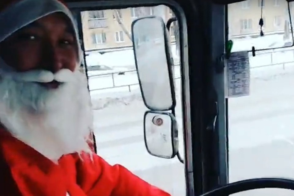 31 декабря горожан на автобусе возил Дед Мороз Фото, видео: "Новокузнецкий транспорт" / "ВКонтакте"