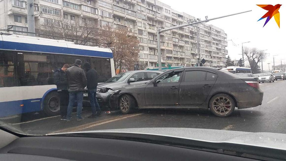 У трех кишиневских водителей - троллейбуса, BMW и Mitsubishi - новый год начался проблемно.