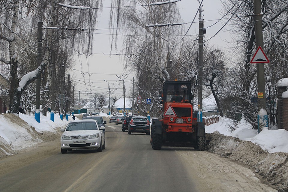 Дорожники работают в круглосуточном режиме.